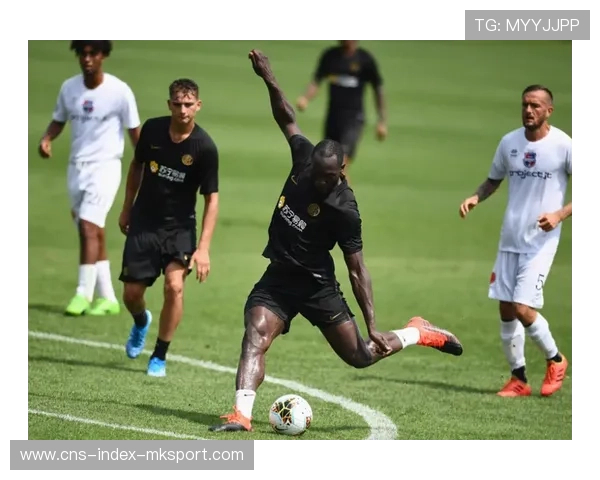 国米卢卡库快速插上头球补射得分堪称艺术