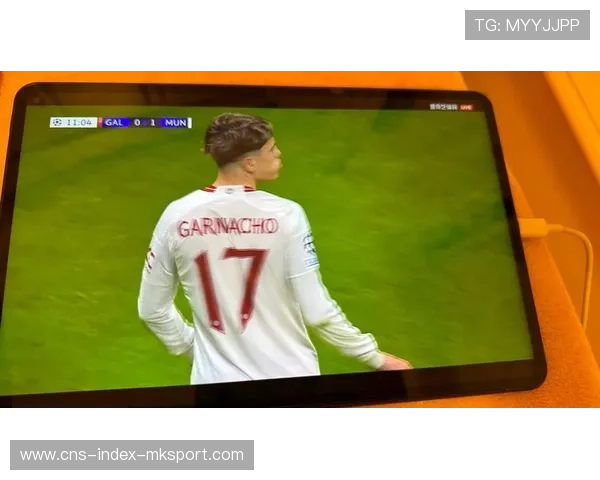 曼联边路传中落点极佳，加纳乔头球顶偏