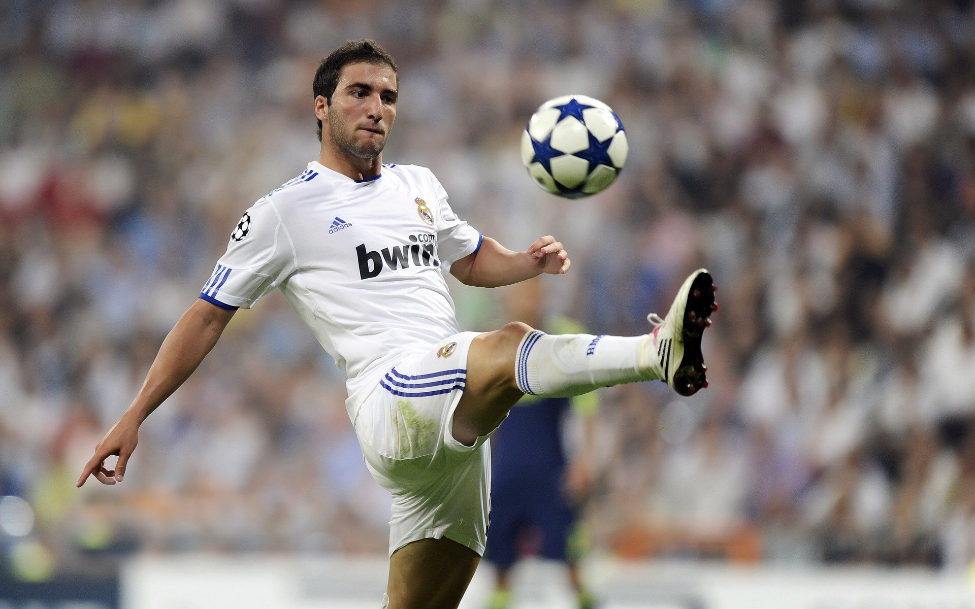 曼城中场调度精准打乱对手防守节奏，曼城主力中场